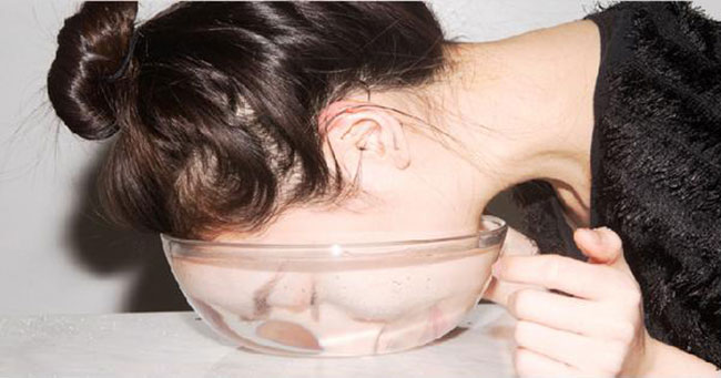 bui-bay-vao-mat-phai-lam-sao-4 lấy bụi ra khỏi mắt với chậu nước