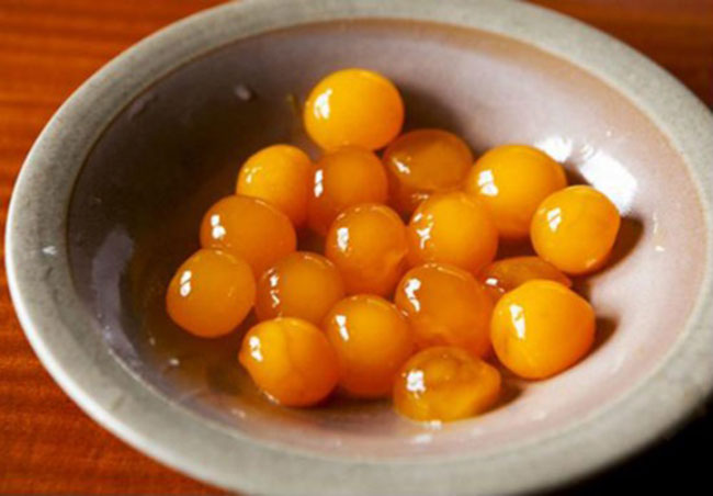 cach-lam-trung-ga-ngam-mat-ong1 cách sử dụng trứng gà ngâm mật ong