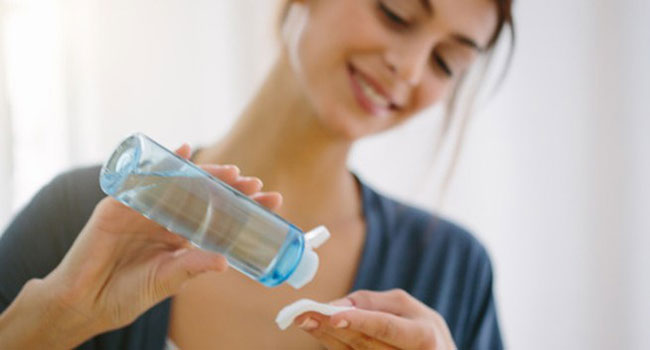 cach-su-dung-nuoc-hoa-hong-3 cách sử dụng nước hoa hồng với bông tẩy trang