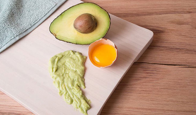 mat-na-bo-cho-da-kho-1 Mặt nạ bơ kết hợp với lòng trắng trứng