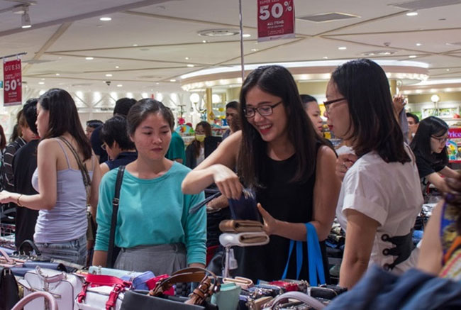 Rủ thêm một người cùng đi mua sắm với bạn