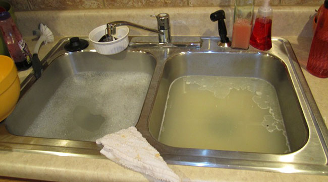 rửa thực phẩm trong bồn rửa bát