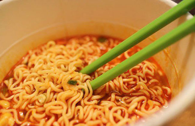 tac-bon-rua-do-mi-tom-1 Bồn rửa bị tắc do mì tôm là vấn đề nhiều gia đình gặp phải