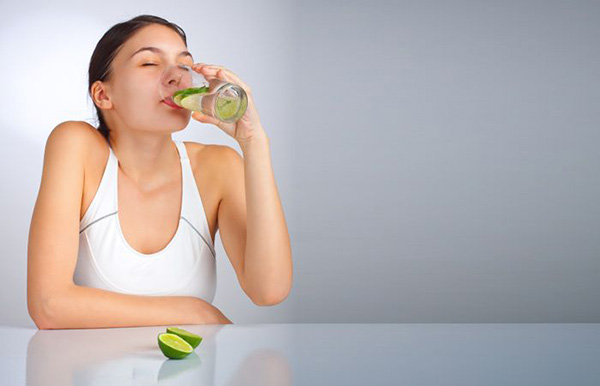 Uong-nuoc-chanh-vao-buoi-sang