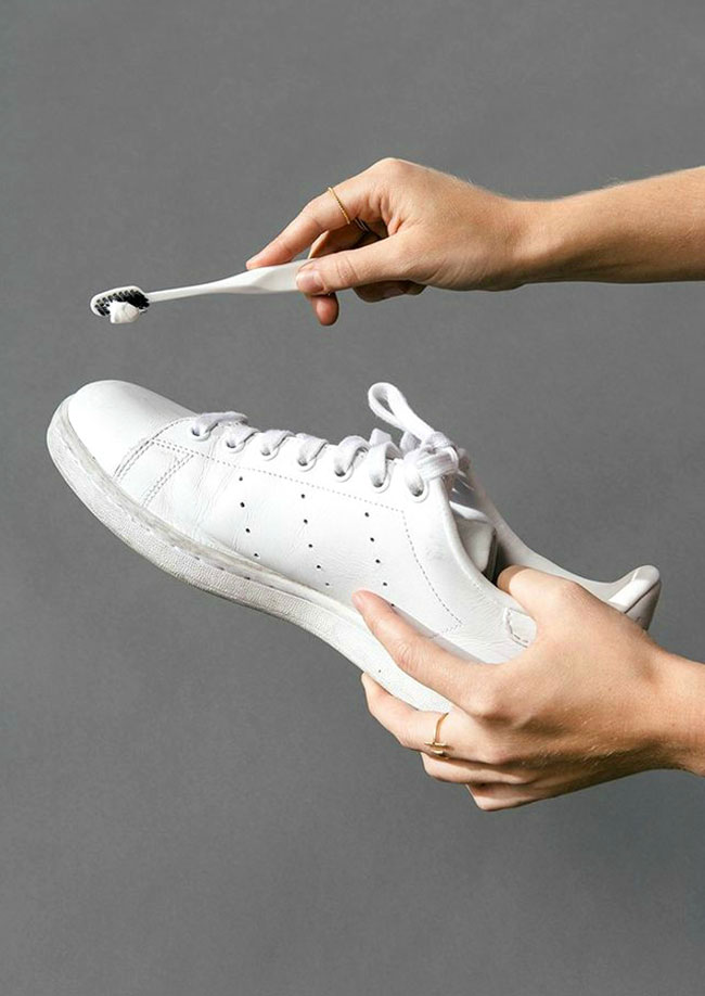 bao-quan-giay-trang-3 Dùng bàn chải đánh răng để làm sạch