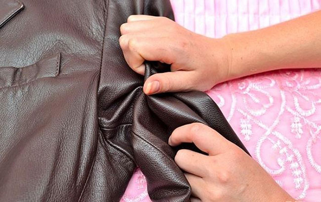 làm mềm áo da bằng máy sấy tóc