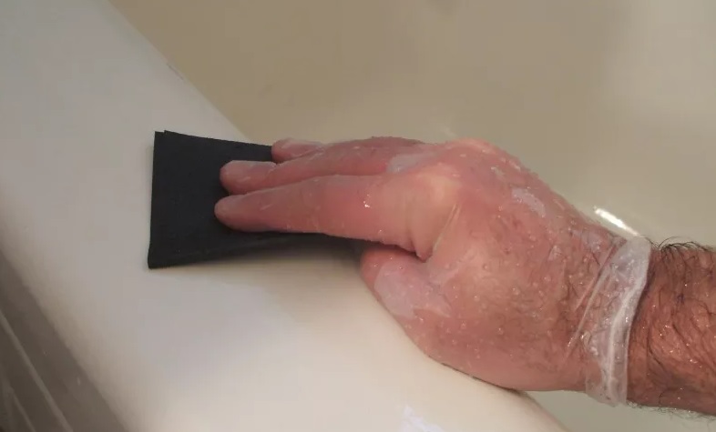 Dùng giấy nhám chà sạch cho toàn bộ bề mặt bồn tắm Dùng giấy nhám chà sạch cho toàn bộ bề mặt bồn tắm