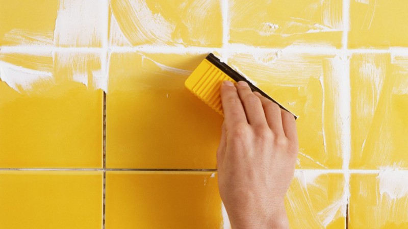 duong-ron-bi-den-1 Cách 3: Sử dụng keo chà ron