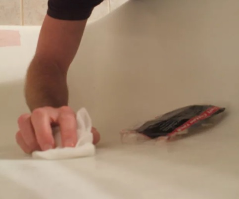 Làm sạch bồn khô bằng một miếng vải mềm Làm sạch bồn khô bằng một miếng vải mềm