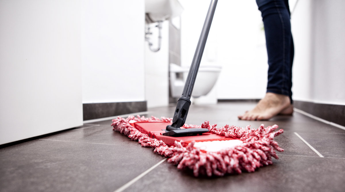 Lam-sach-be-mat-san-nha