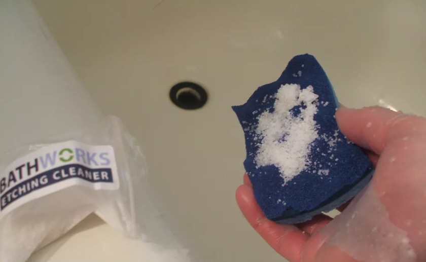 Làm sạch bồn tắm bị xỉn màu với bột Etching Làm sạch bồn tắm bị xỉn màu với bột Etching