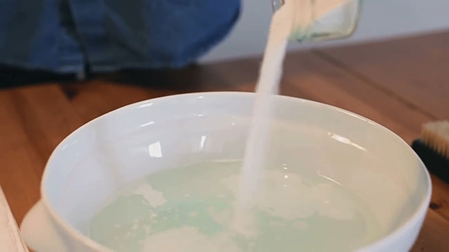 lam-sach-giay-da-trang-1 Bước 1: Sử dụng bột giặt thông thường