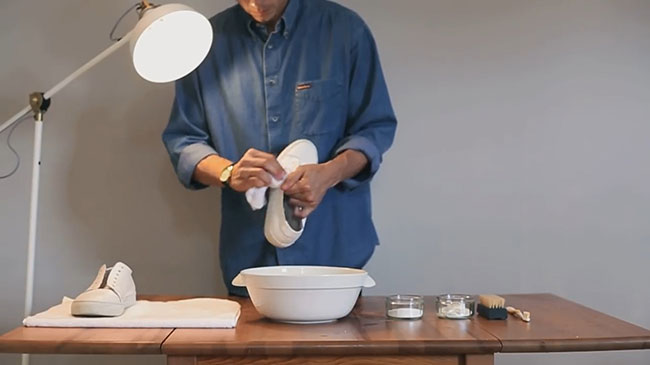 lam-sach-giay-da-trang-3 cách làm sạch giày da trắng