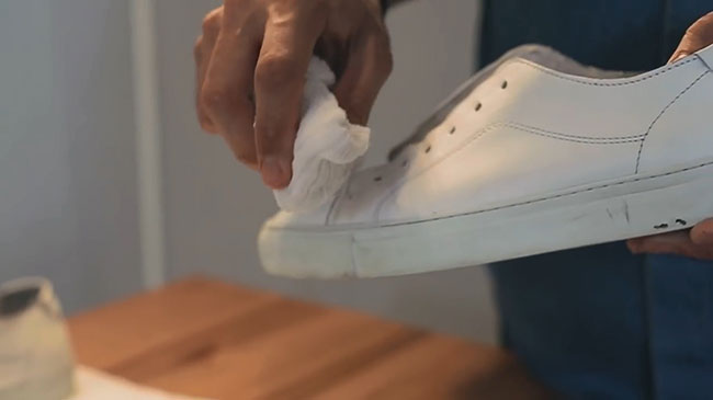 lam-sach-giay-da-trang-4 cách làm sạch giày da trắng