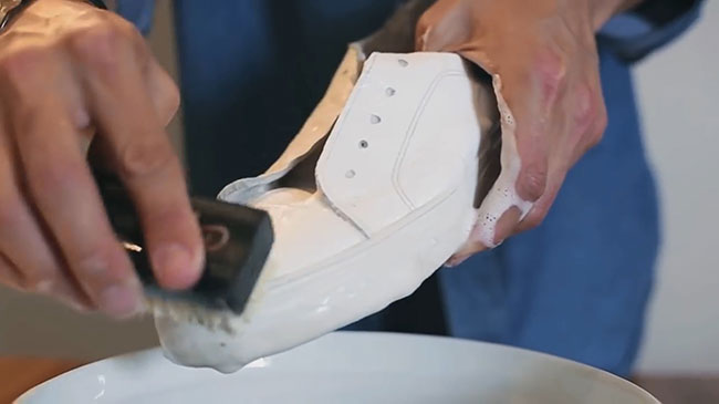 lam-sach-giay-da-trang-5 cách làm sạch giày da trắng