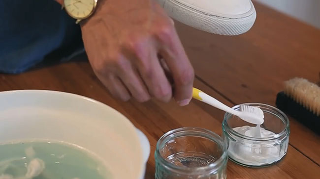 lam-sach-giay-da-trang-8 Bước 2: Sử dụng kem đánh răng