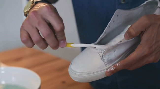 lam-sach-giay-da-trang-9 cách làm sạch giày da trắng