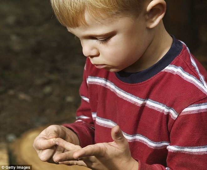 meo-lay-dam-trong-tay-2 Dùng băng dính