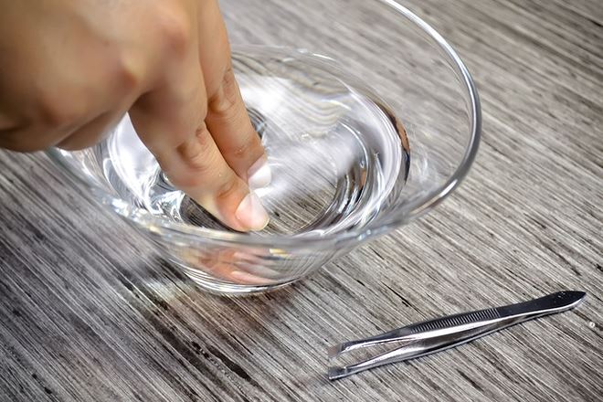 meo-lay-dam-trong-tay-3 Giấm trắng