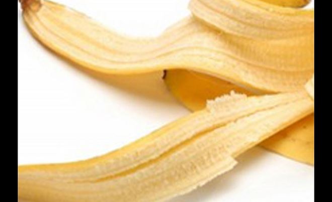 meo-lay-dam-trong-tay-4 Dùng vỏ chuối