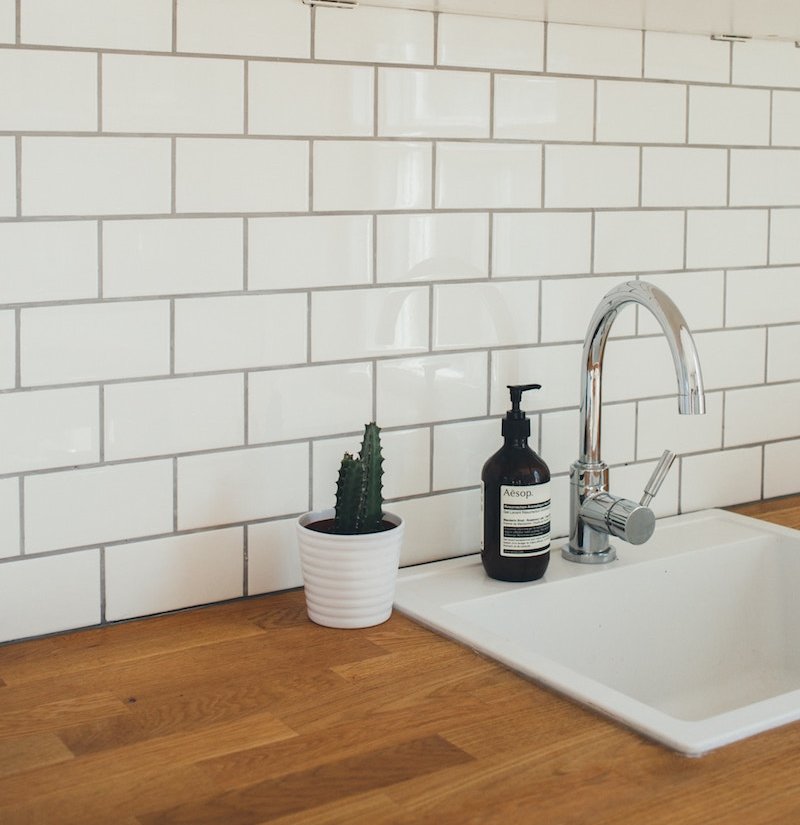 Tay-trang-duong-ron-gach-trong-nha-ve-sinh