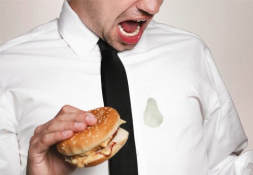 tay-vet-dau-mo-tren-quan-ao-2 dầu mỡ dính trên quần áo