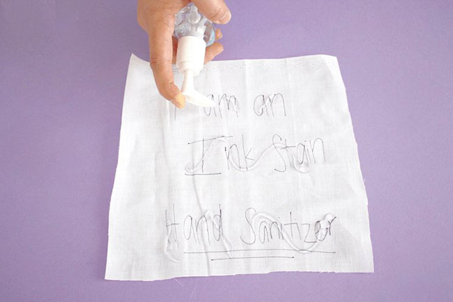 tay-vet-muc-tren-ao-trang-2 Mách bạn cách tẩy vết mực bút bi trên áo trắng