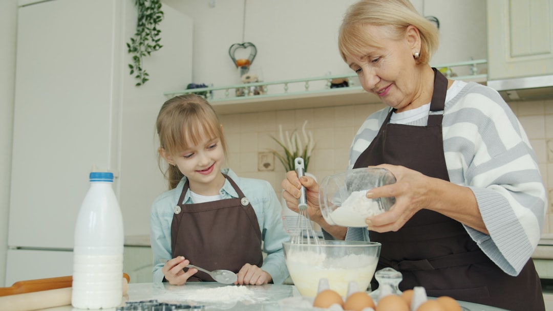 bà và cháu gái nấu ăn bà và cháu gái nấu ăn