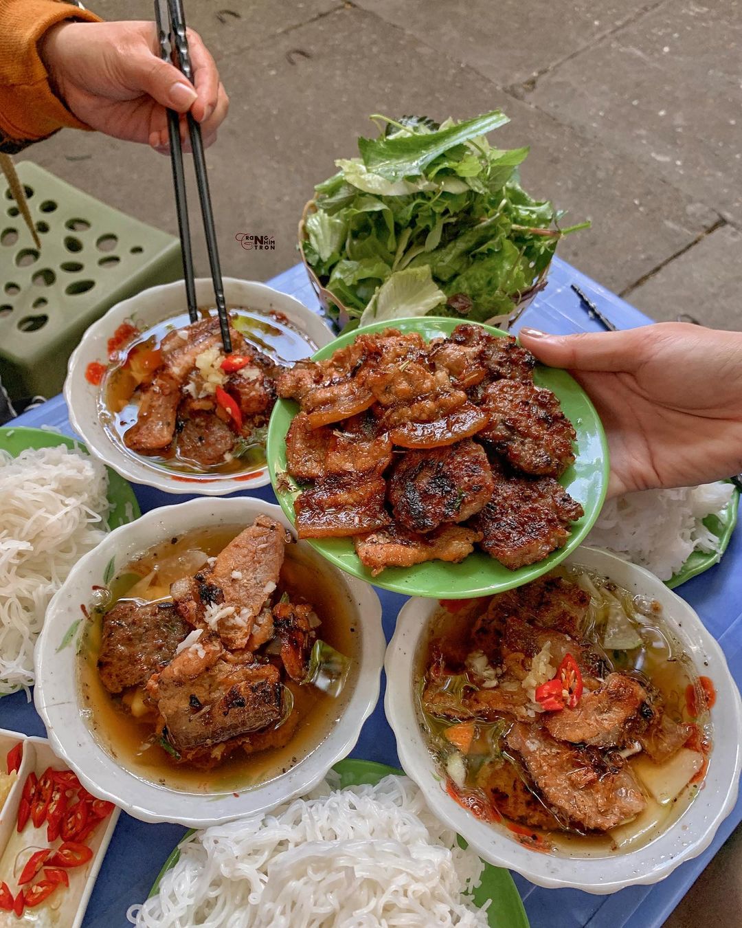 Bún chả vỉa hè Hà Nội