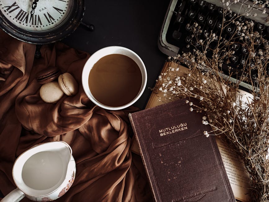 cốc cà phê và sách buổi sáng cốc cà phê và sách buổi sáng