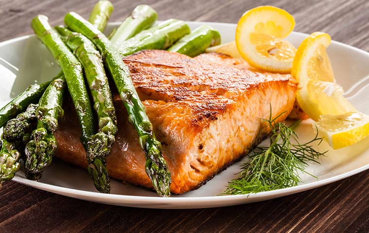 đĩa cá hồi nướng măng tây