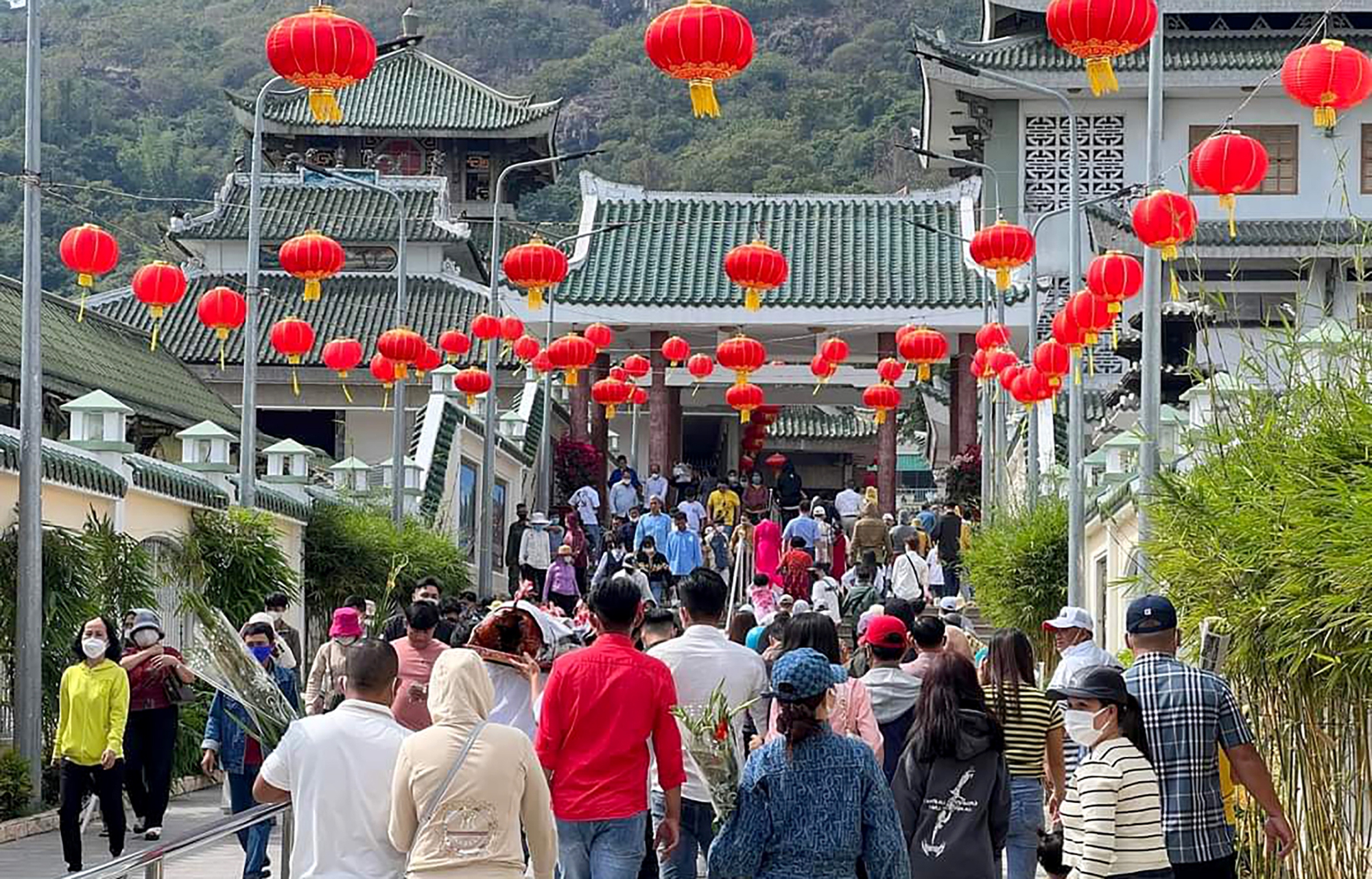 dòng người đi lễ Bà Chúa Xứ dòng người đi lễ Bà Chúa Xứ