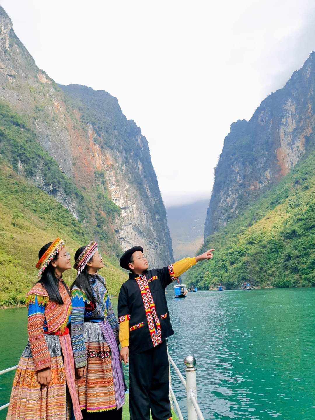 du khách mặc trang phục dân tộc du khách mặc trang phục dân tộc