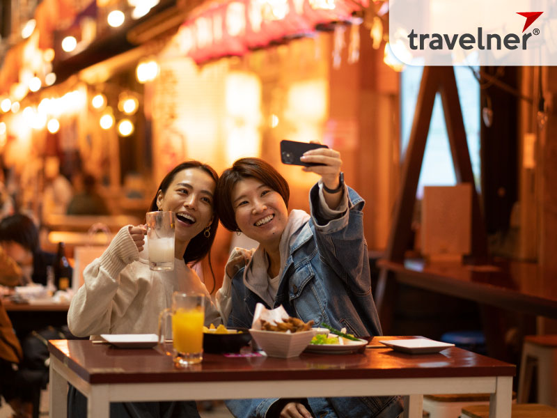 du khách thưởng thức món ăn