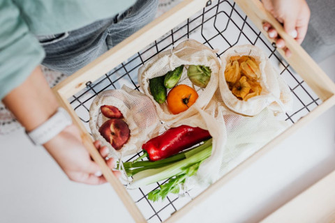 giỏ hàng đầy rau củ quả