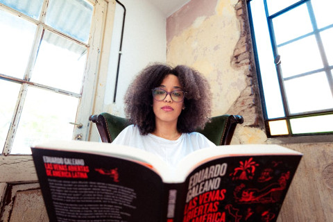 người phụ nữ đọc sách thư giãn