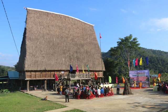 nhà rông làng Kon Pring