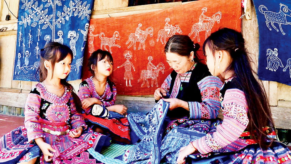 phụ nữ H'Mông dệt vải phụ nữ H'Mông dệt vải