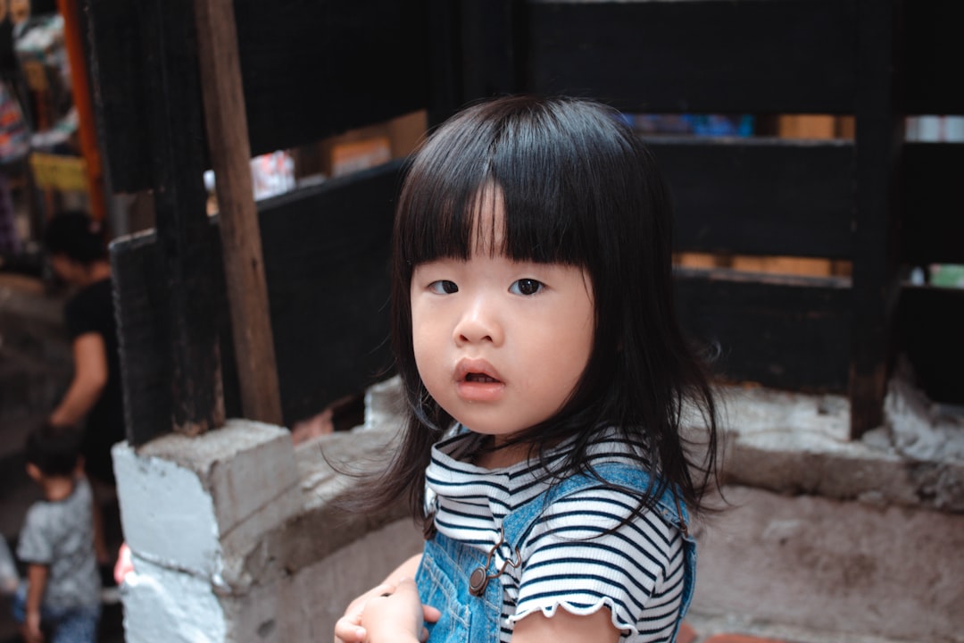 bé gái giao tiếp bằng mắt