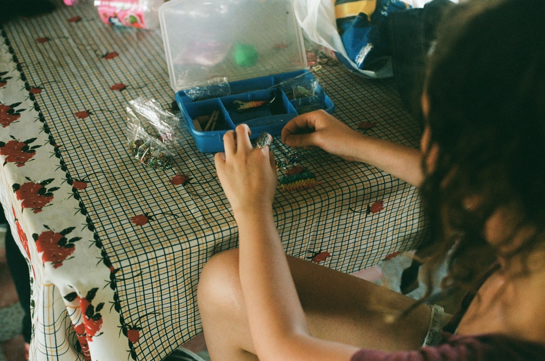 bé gái tự dọn đồ chơi