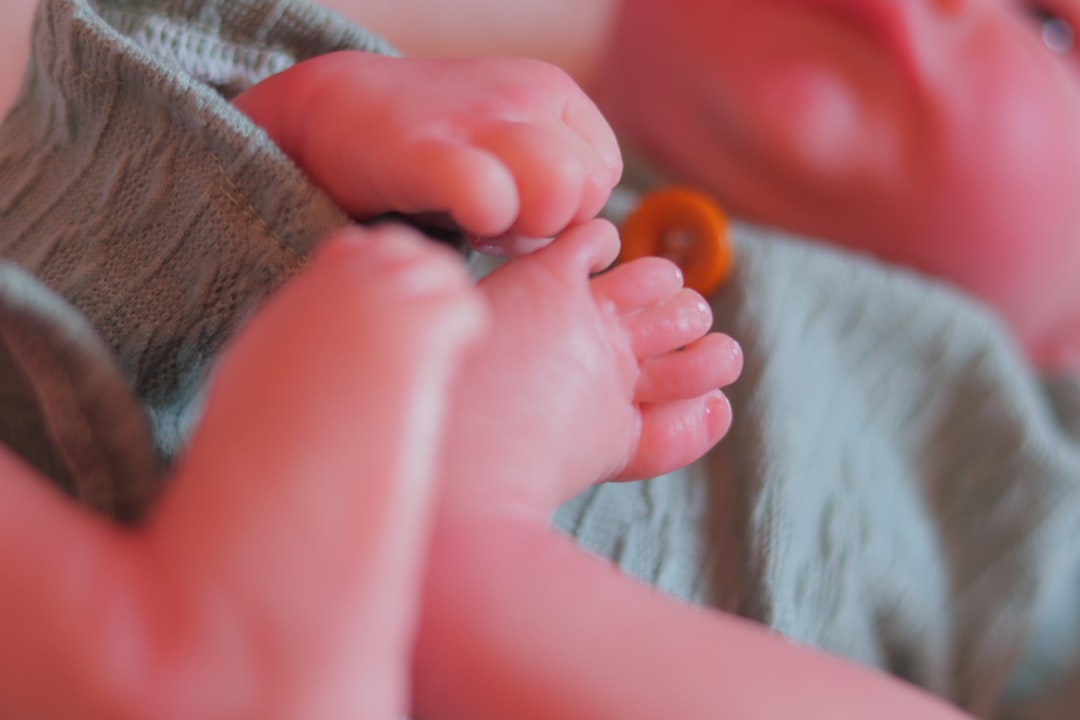 bé sơ sinh chơi đồ sensory