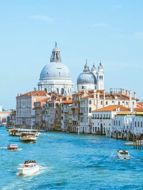 cặp đôi du lịch mùa thu lãng mạn