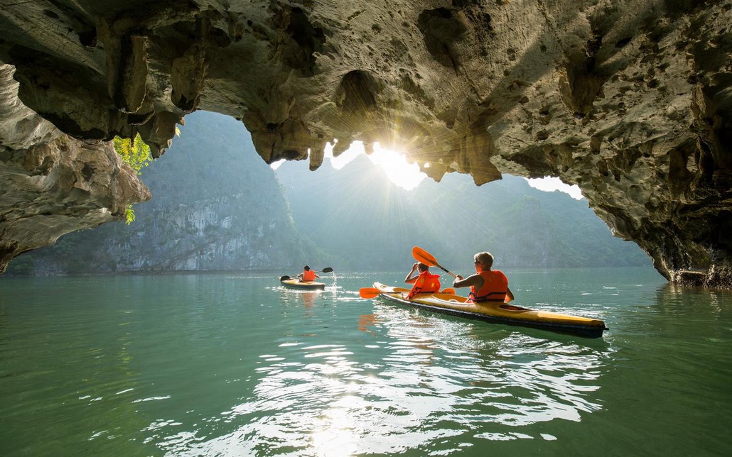Chèo kayak Vịnh Hạ Long