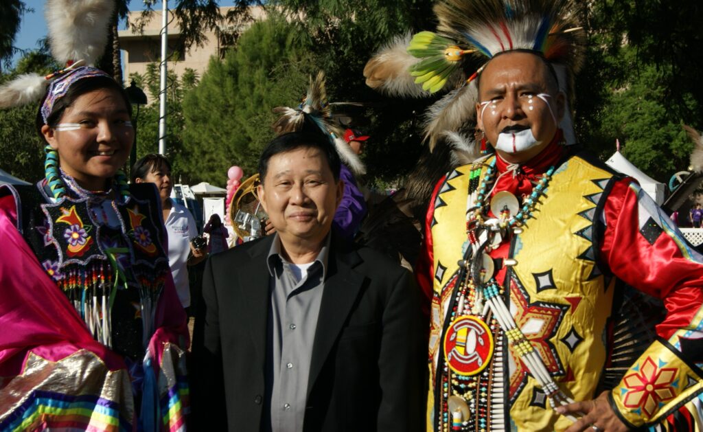 cô gái mỉm cười châu âu mùa đông