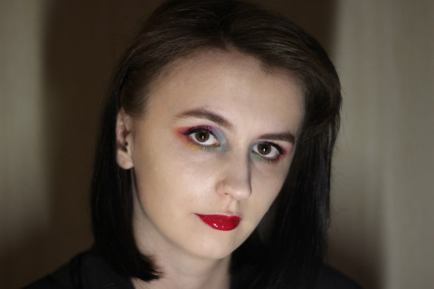 cô gái trang điểm dự tiệc sang trọng