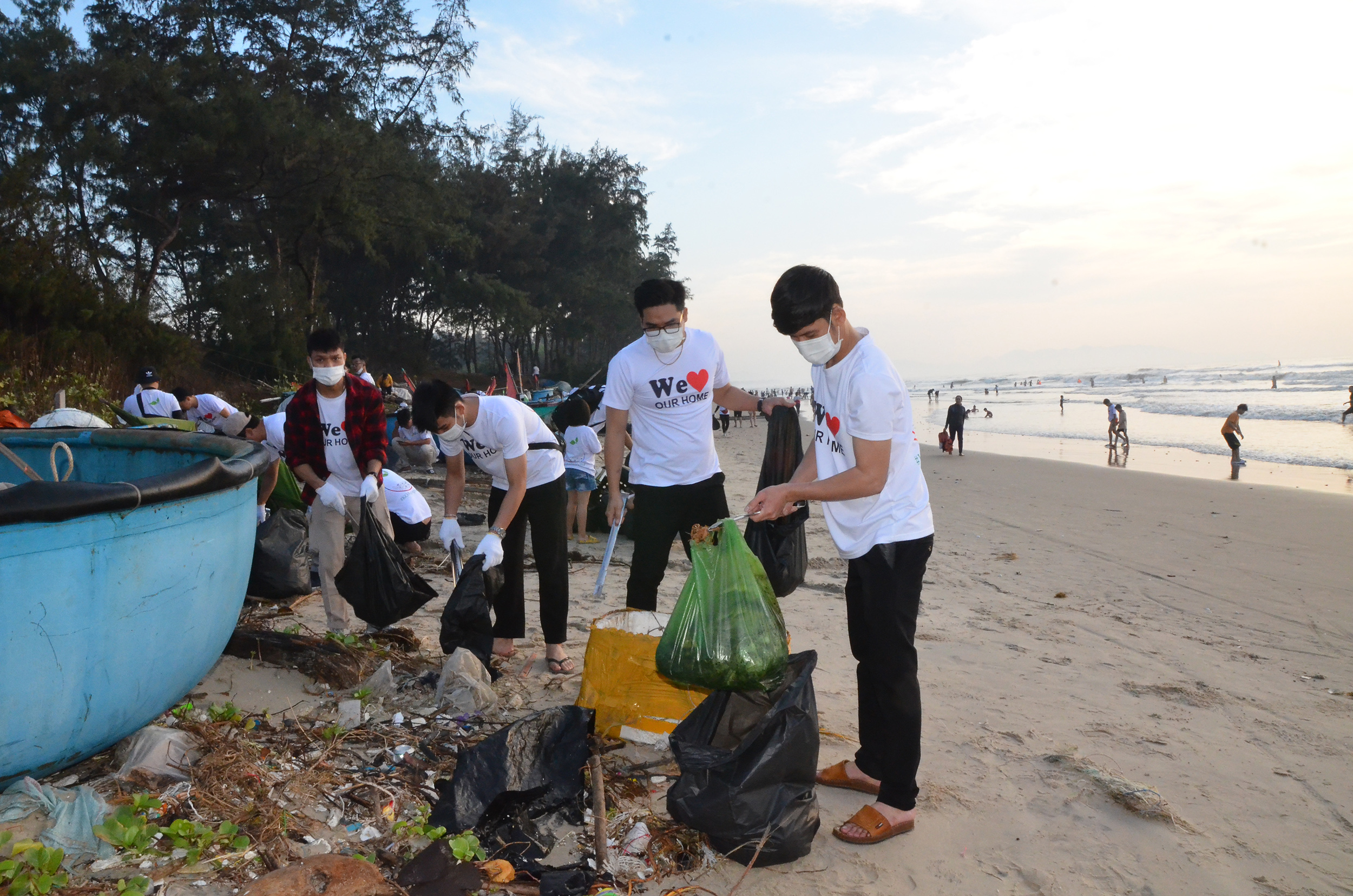 dọn rác làm sạch bãi biển