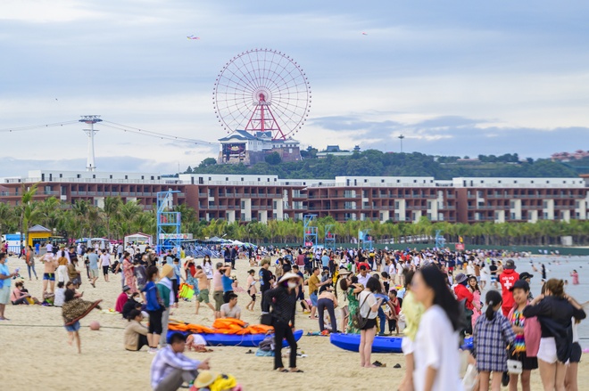 Du khách tham quan Bãi Cháy Du khách tham quan Bãi Cháy