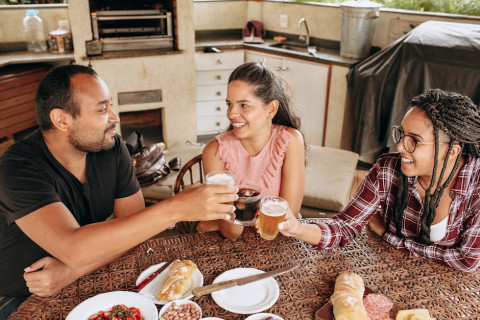 gia đình ăn cơm vui vẻ