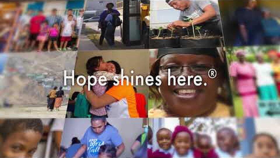 Gia đình trò chuyện vui vẻ Gia đình trò chuyện vui vẻ