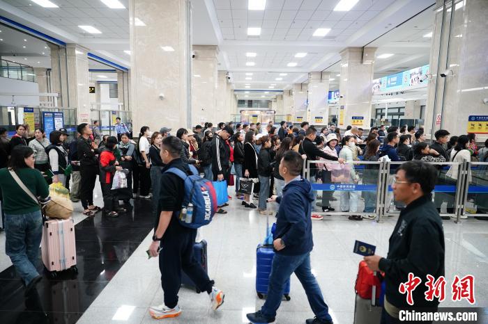 khách du lịch vắt sữa bò khách du lịch vắt sữa bò